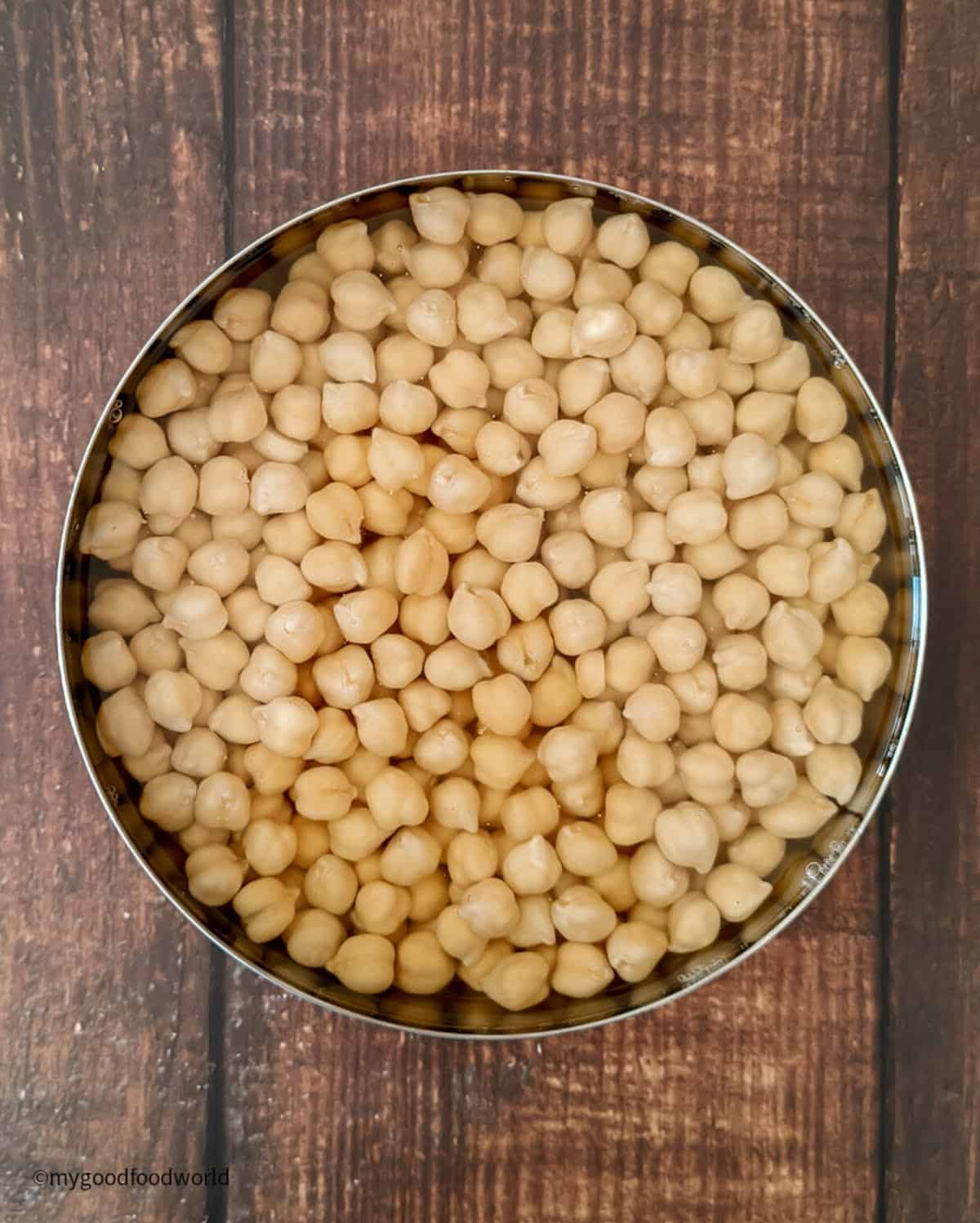 Garbanzo beans are soaking in water to be cooked.